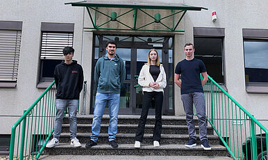 RKI Auszubildende vor Gebäude