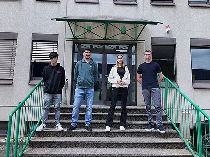 RKI Auszubildende vor Gebäude