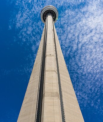 Riesiges Turmgebäude aus Froschperspektive