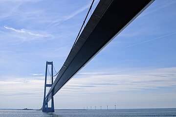 lange Brücke über dem Meer