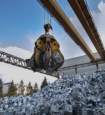 Steel waste with crane