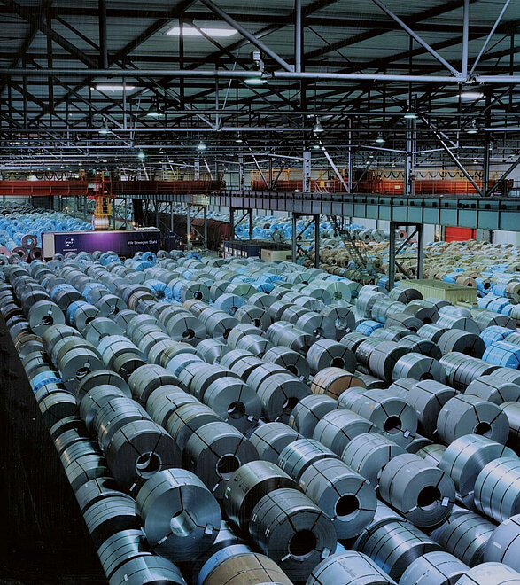 Blechrollen in einer Lagerhalle