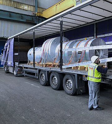 RKI employee in front of truck transport area