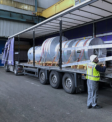 RKI Mitarbeiter vor LKW-Transportfläche